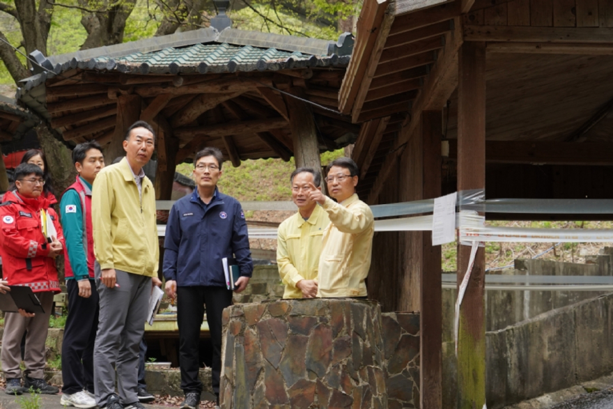 사진3.박은식 산림청장(오른쪽 첫번째)이 17일 하천․계곡 및 주변 지역 불법시설 단속 현장을 점검하고 있다.jpg