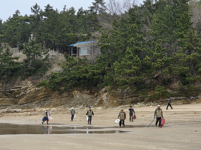 해양환경정화활동 기념 사진.png