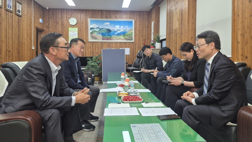 사진1.박은식 산림청장(오른쪽)이 차병권 한국양묘협회장(왼쪽)과 산림용 묘목생산과 관련한 소통간담회를 갖고 있다.jpg