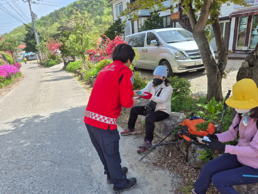 산불예방에 대해 홍보하는 산림청직원(3).jpg