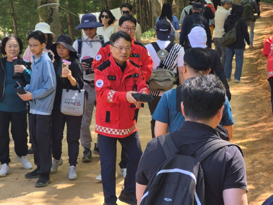 사진1.박은식 산림청장(가운데)이 26일 계족산 일원에서 산불예방 캠페인을 실시하고 있다..jpg