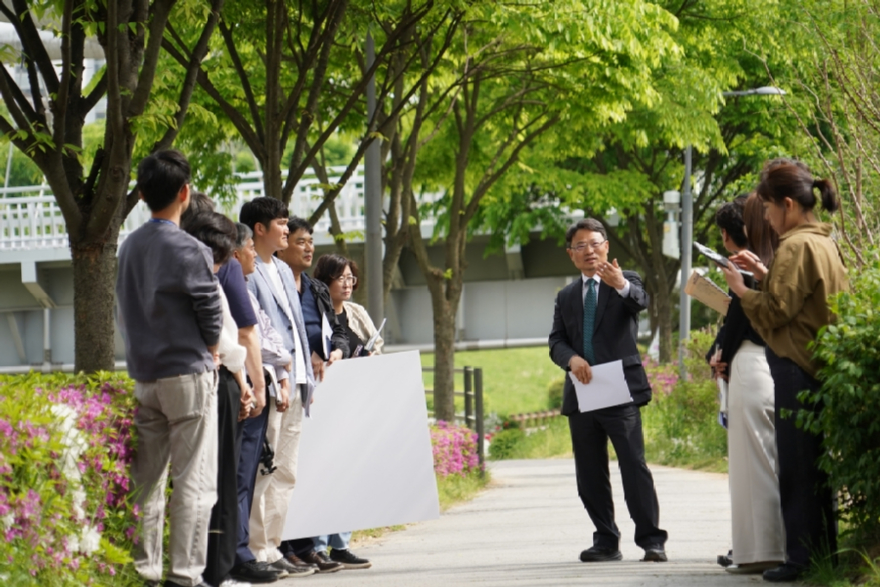 사진3.박은식 산림청장(가운데)이 30일 세종특별자치시 아름동 ‘기후대응 도시숲’에서 지방정부 관계자들과 함께 현장을 점검하고 있다.jpg
