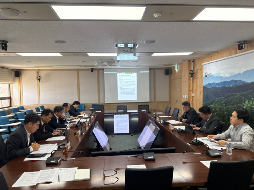 사진1.산림청이 7일 산림분야 정상화 추진 TF 킥오프 회의를 진행하고 있다..jpg