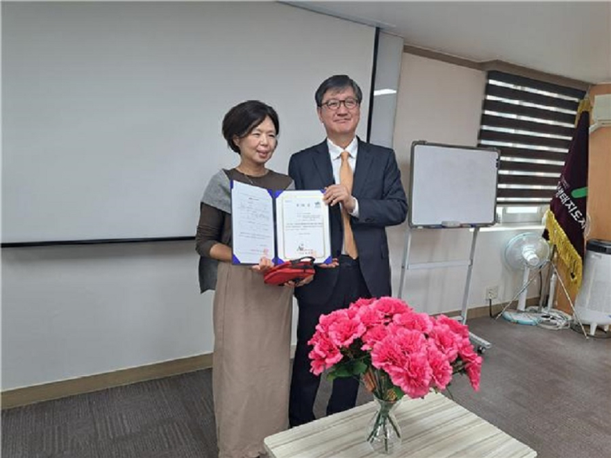 설동근 이사장께서 수료증을 수여후 기념촬영 모습.jpg