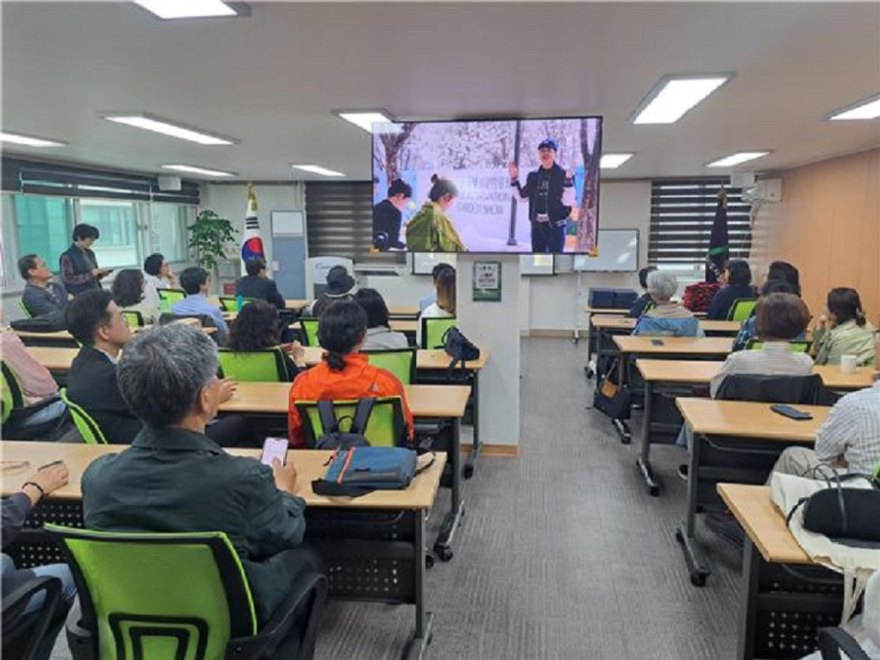 교육생이 만든 홍보 동영상을 시청하는 모습.jpg