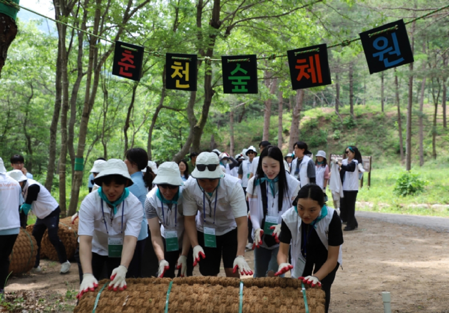 18일 춘천숲체원 해먹장 ‘그린스테이’에서 양 기관 직원들이 야자메트를 깔고 있다. 한국산림복지진흥원 국립춘천숲체원 제공.JPG