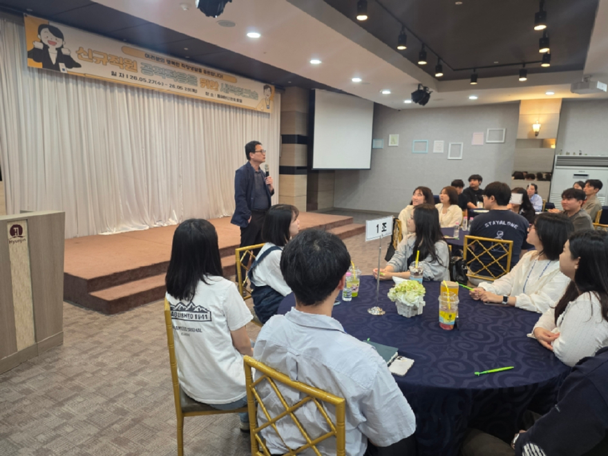 사진1. 최수천 동부지방산림청장이 공직생활 노하우에 대하여 특강하고 있다..jpg