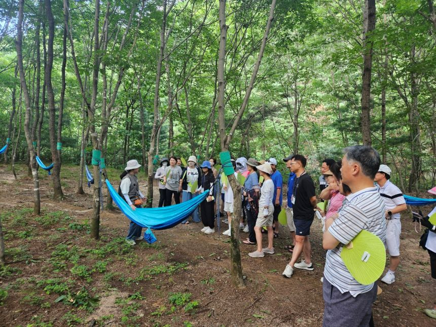 26년 2월 동계 교원 연수 참가자들이 마음비움(해먹체험) 프로그램 설명을 듣고  있다. 한국산림복지진흥원 국립춘천숲체원 제공.jpeg