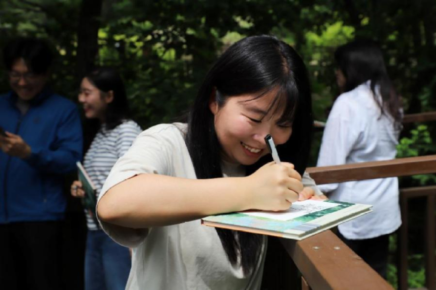 1일 춘천숲체원 숲친구길에서 숲체원 직원들이 자연 드로잉 체험을 하고 있다. 한국산림복지진흥원 국립춘천숲체원 제공.jpeg