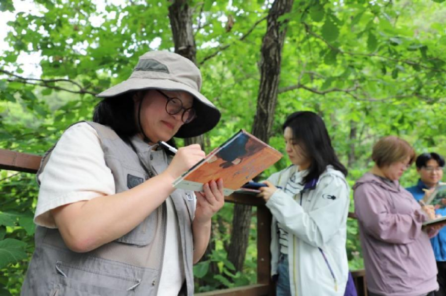 춘천숲체원 숲친구길에서 숲체원 직원들이 자연 드로잉 체험을 하고 있다. 한국산림복지진흥원 국립춘천숲체원 제공.jpeg
