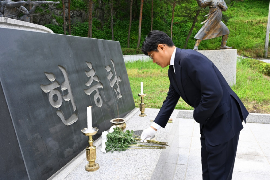 03 산림청 국립수목원 임영석 원장이 헌화하고 있다.jpg