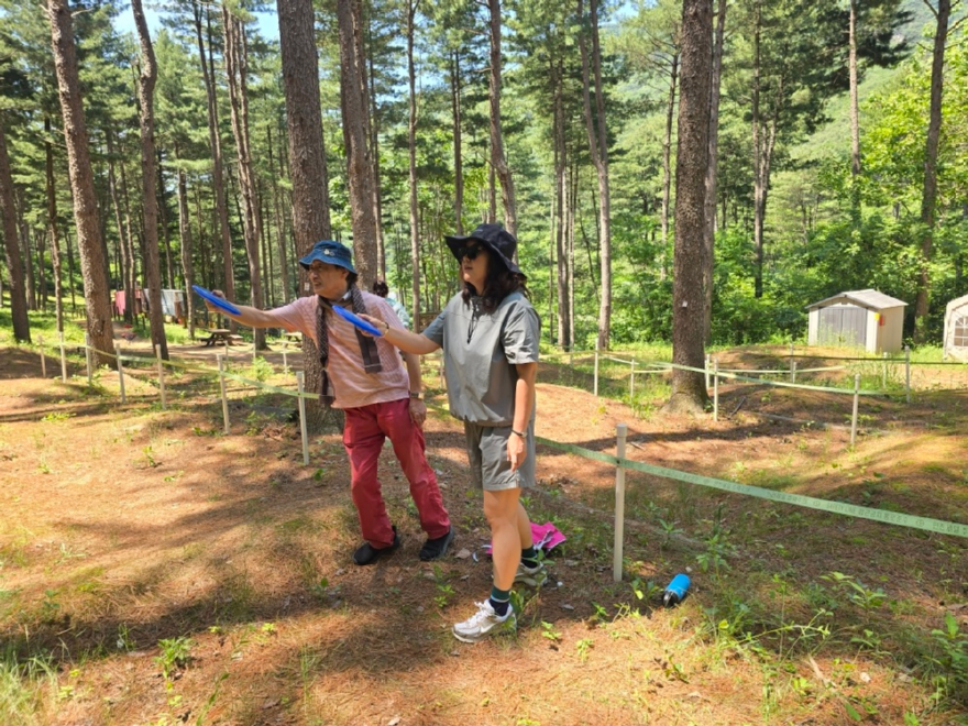 9일 국립춘천숲체원에서 열린 '플라잉디스크지도자 3급 자격과정'에서 참가자들이 푸른 숲을 배경으로 디스크 골프 실습에 열중하고 있다. 한국산림복지진흥원 국립춘천숲체원 제공.jpg
