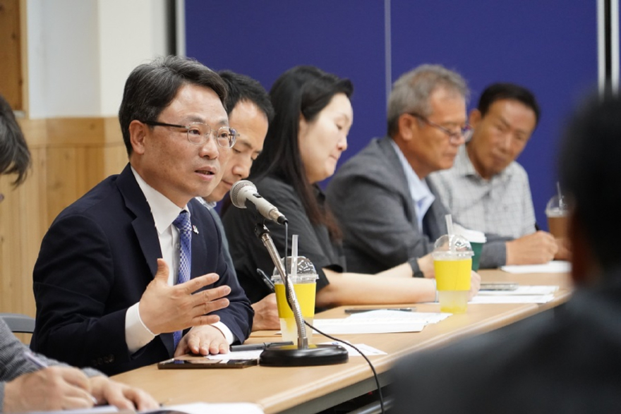 사진3.박은식 산림청장(왼쪽 첫번째)이 19일 전남 보성군 윤제림에서 ‘임업인 정책고객 현장 간담회’를 주재하고 있다.jpg