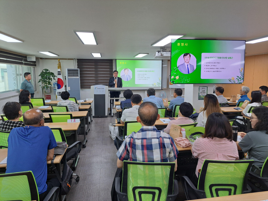 행사 주관자인 설동근 협회 이사장이 예비 산림교육 종사자 일체험 사업 봉사단 발대식에서 격려사를 진행하는 모습 Ⓒ홍지영 시민기자.jpg