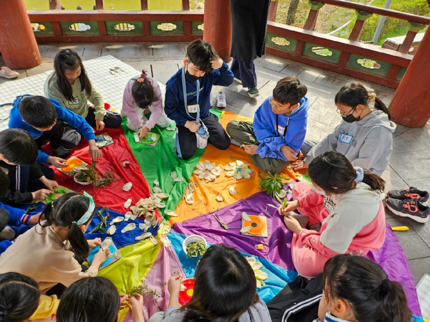 (사진2) 취약계층 숲체험·교육 지원사업 운영사진(함께하는숲).한국산림복지진흥원 제공.jpg