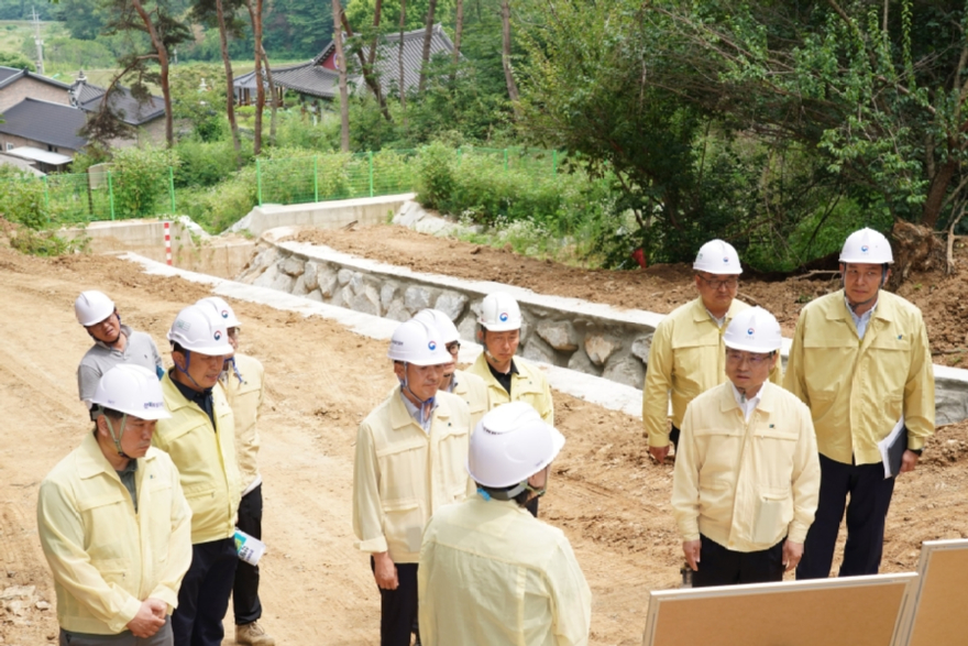 사진2.박은식 산림청장(정면방향 앞줄 오른쪽 첫번째)이 3일 전북특별자치도 군산시 서수면에 위치한 사방댐을 점검하고 있다.jpg