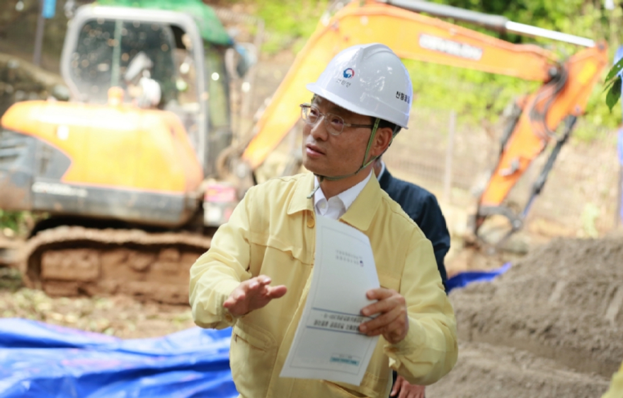 사진3.박은식 산림청장이 10일 충남 천안시 병천면 호우 피해지 응급복구 현장을 점검하고 있다.jpg