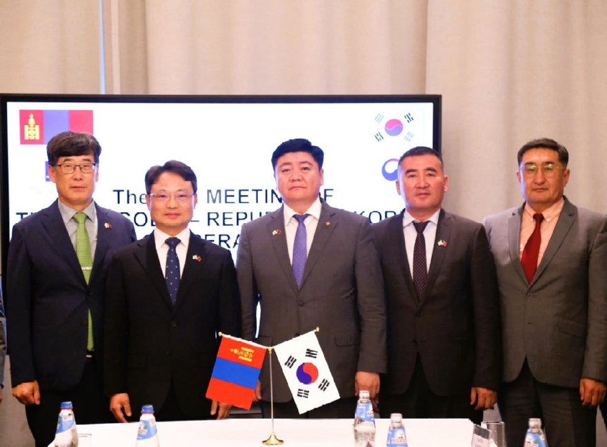사진3.박은식 산림청장(왼쪽에서 두번째)과 산닥어치르 몽골 환경기후변화부 장관(가운데)은 9일 ‘사막화 방지·산림복원 양해각서’ 및 ‘기후변화 역량강화 양해각서’ 체결을 통해 양국의 산림협력을 확대했다.jpg