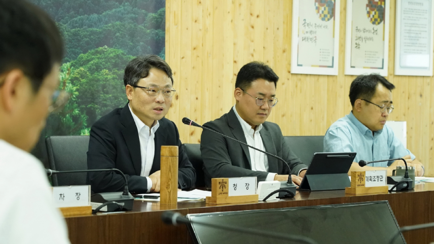 사진2.박은식 산림청장(정면방항 왼쪽 첫번째)이 13일 휴가철 공직기강 해이를 사전에 차단하고 신뢰받는 산림 행정을 구현하기 위해 공직기강 확립에 솔선수범할 것을 간부회의에서 강조하고 있다.jpg