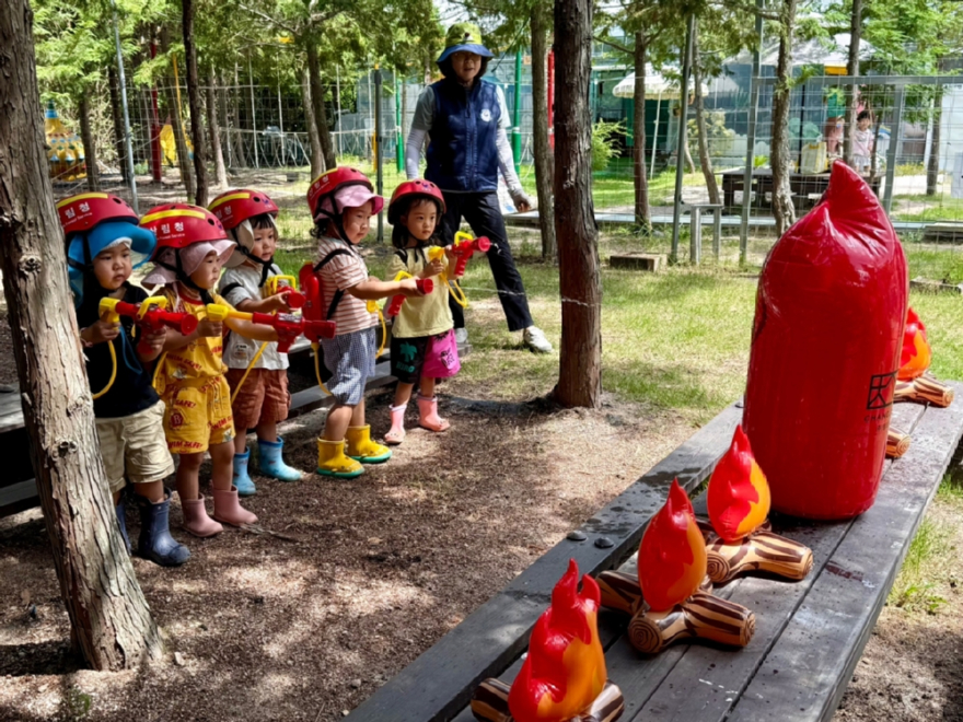 관련 사진(천년숲애사회적협동조합이 함께 진행한 유아 대상 산불예방 체험교육 모습) - 복사본.jpg