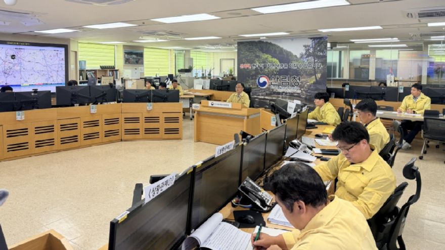 사진2.산림청은 27일 상황판단 및 점검 회의를 개최하고, 전국에 발령되었던 산사태 위기경보 단계를 “주의”에서 “관심”으로 하향 조정했다.jpg