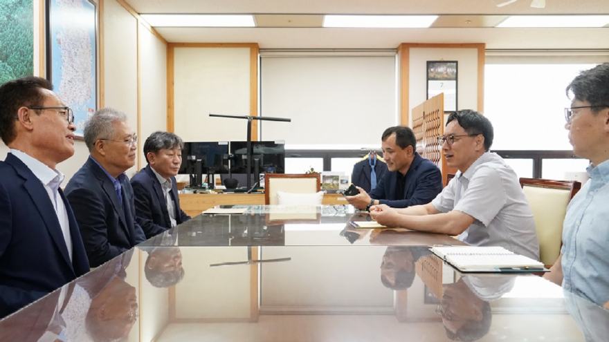 사진1.임하수 산림청 차장(오른쪽 두 번째)이 28일 정부대전청사에서 산림조합중앙회 임원들과 간담회를 개최하고 있다..jpg