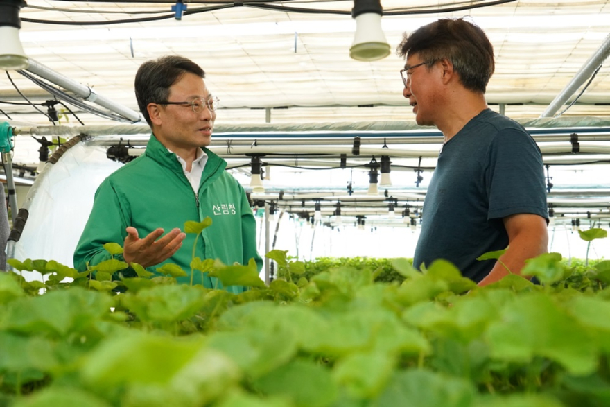 사진2.박은식 산림청장(왼쪽)이 31일 ‘이달의 임업인(7월)’으로 선정된 김종광 대표와 환담을 나누며 격려하고 있다.jpg