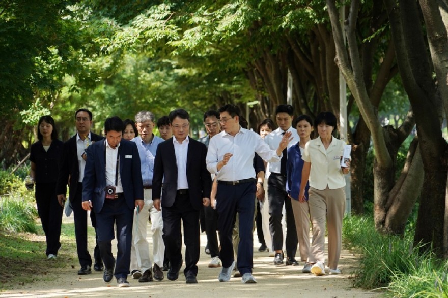 사진2.박은식 산림청장(앞줄 가운데)과 최원용 평택시장(앞줄 오른쪽)이 6일 평택 도시바람길숲을 방문해 폭염 저감 효과와 관리 방안에 대해 논의하고 있다.jpg