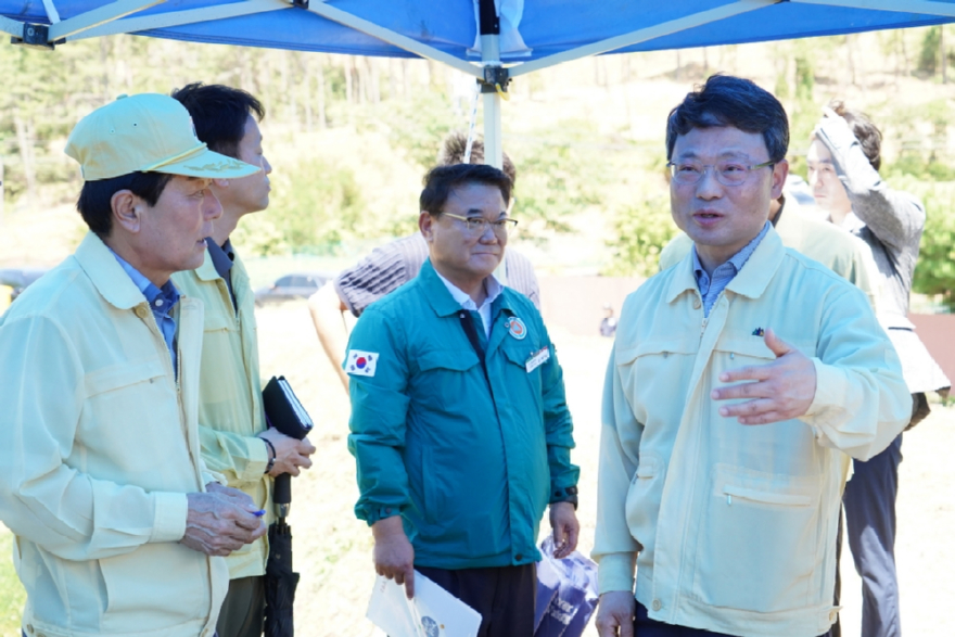 사진3. 박은식 산림청장(오른쪽)과 성낙인 창녕군수(왼쪽)가 7일 창녕군 수종전환 방제사업지를 점검하고 있다.jpg
