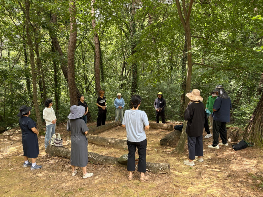 10일 교원연수 참여자들이 국립대전숲체원에서 ‘숲길라잡이’ 프로그램을 참여하고 있다. 한국산림복지진흥원 국립대전숲체원 제공  - 복사본.jpg