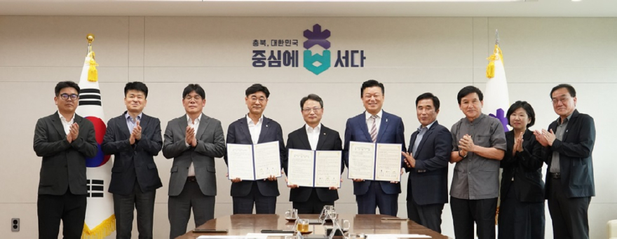 사진3.박은식 산림청장(오른쪽에서 다섯번째)이 13일 충북도청 회의실에서 신용한 충청북도지사(왼쪽에서 다섯번째), 심상택 한국수목원정원관리원 이사장(오른쪽에서 네번째)과 정원 활성화 업무협약을 체결했다.jpg