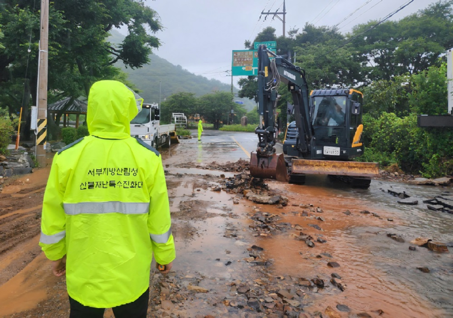 (산림청_제공)_사진1__경상남도_통영시_신전리_일대_산림청_산불재난특수진화대가_수습복구를_지원하고_있다_(1).jpg
