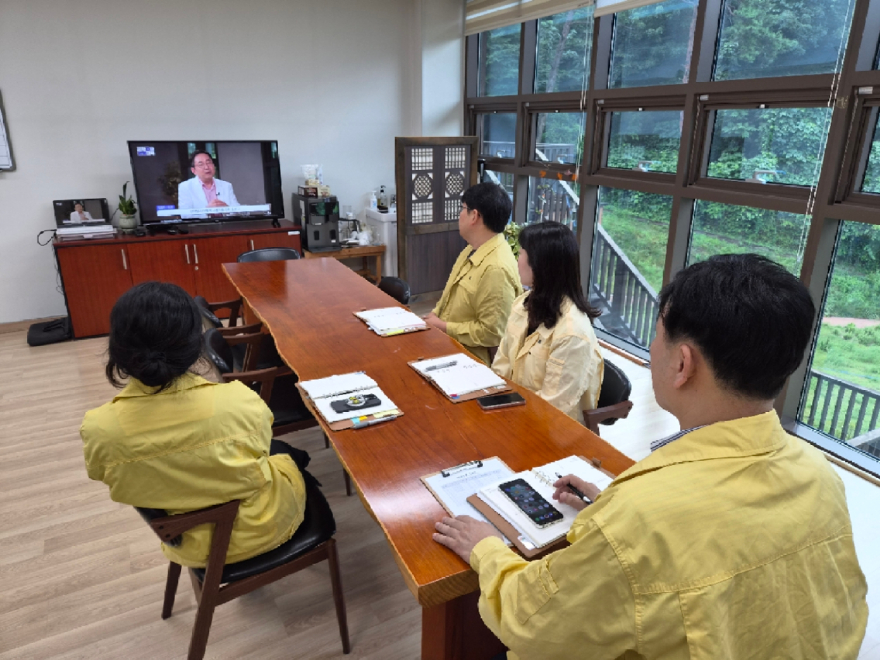 (사진) 백진호 국립나주숲체원장과 팀장급 이상 보직자들이 안보교육 영상을 시청하고 있다.한국산림복지진흥원 국립나주숲체원 제공.jpg