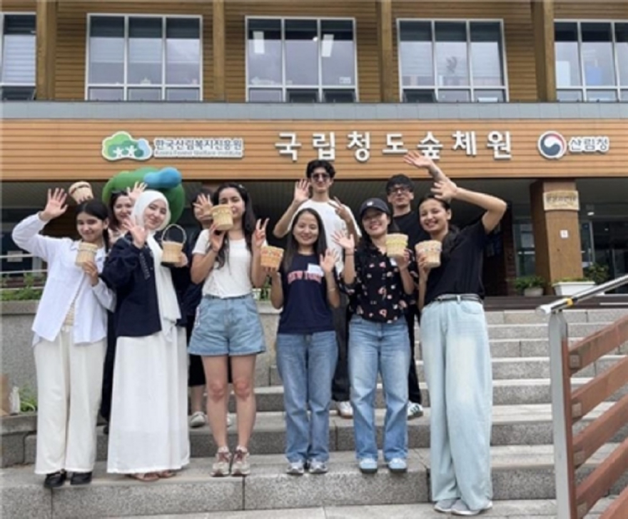 국립청도숲체원 (경북 청도군 운문면)에서 캠프 단체사진을 촬영하고 있다. 한국산림복지진흥원 국립청도숲체원 제공..jpg