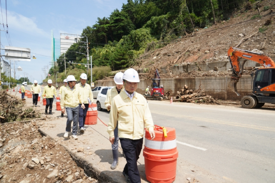 사진3.박은식 산림청장(맨 앞)이 20일 경남 거제시 연초면 산사태 피해 현장을 살펴보고 있다.jpg