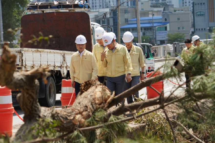 사진2.박은식 산림청장(왼쪽 첫번째)이 20일 경남 거제시 연초면 산사태 피해 현장을 살펴보고 있다.jpg