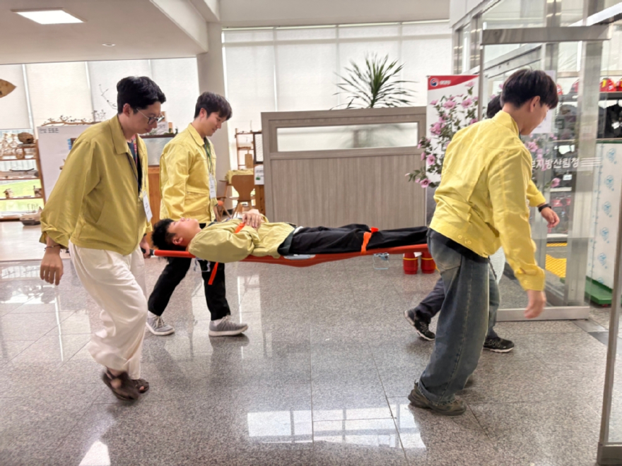(북부지방산림청) 부상자 운반.JPG