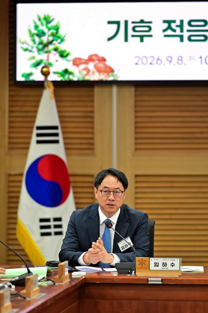 사진1.임하수 산림청 차장이 8일 국회의원회관 제1세미나실에서 ‘기후적응을 위한 소나무 관리’ 국회토론회를 주재하고 있다.jpg
