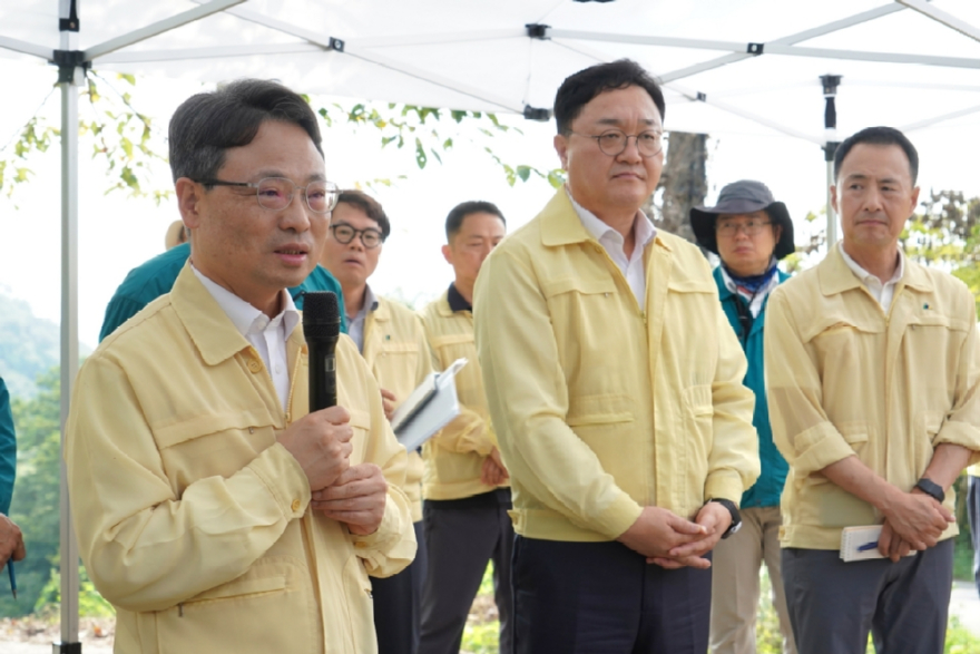 사진1.박은식 산림청장(앞줄 왼쪽)이 김현수 하동군수(앞줄 가운데)와 3일 경남 하동군 소나무재선충병 방제사업지를 찾아 방제추진상황을 점검하고 있다.jpg