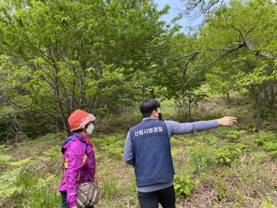 “가을철 산행중 버섯, 잣, 산약초 등 무단채취는 불법입니다.”