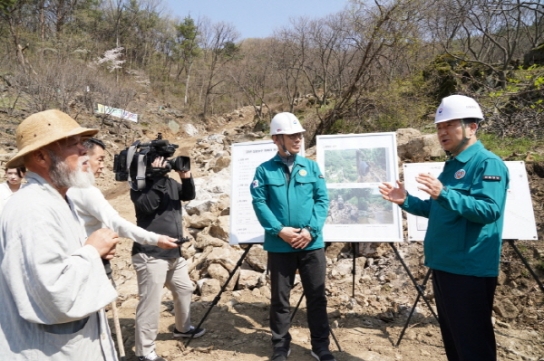 남성현 산림청장, 공주시 사고면 산사태 피해 복구 지역 현장 점검