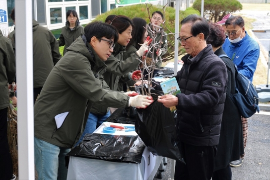 국립자연휴양림관리소, 반려나무 나눠주기 행사 성료