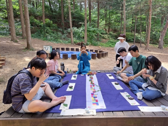 (사)숲생태지도자협회, 성북장애인복지관 소속 발달장애인 어르신 대상 다도체험(茶道體驗)이 큰 인기
