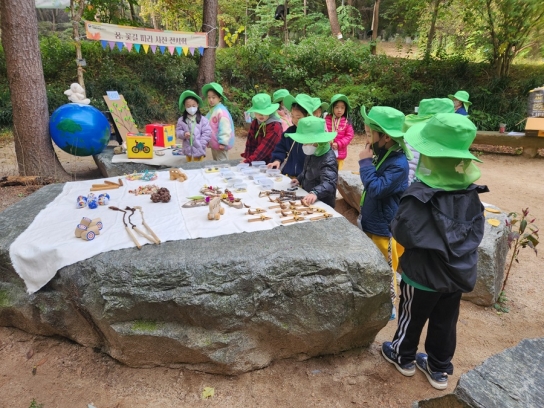 삼태기도시숲의 가을철 산림교육 사진 및 교구전시회