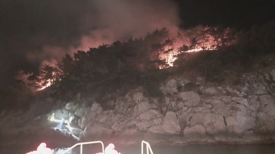 경상남도 남해군 산불발생... 진화중