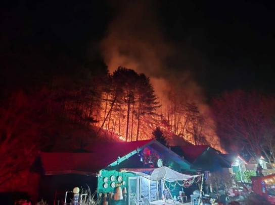 강원도 홍천군 산불발생... 산림당국 진화중